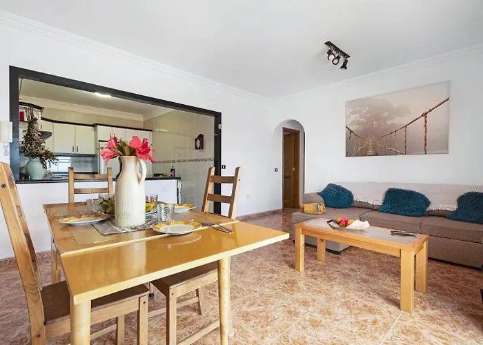 Semesterbostad 2-bed House Sleeps 4 With Free Parking *