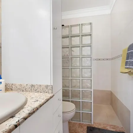 2-bed House Sleeps 4 With Free Parking *
