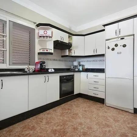 2-bed House Sleeps 4 With Free Parking بيت للعطل بويرتو ذي لا كروز