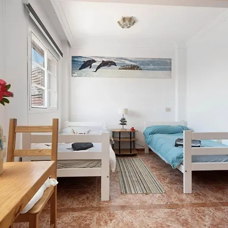 2-bed House Sleeps 4 With Free Parking بيت للعطل *