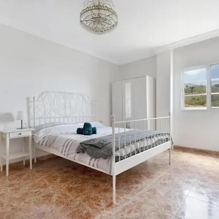 2-bed House Sleeps 4 With Free Parking بيت للعطل *